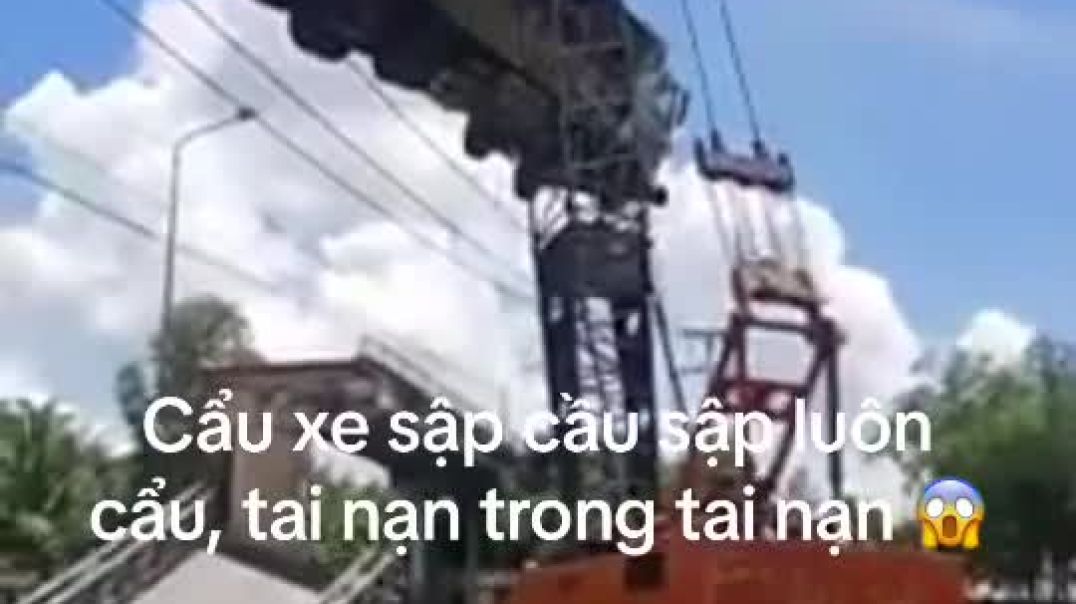 Xe cẩu lật trên sông